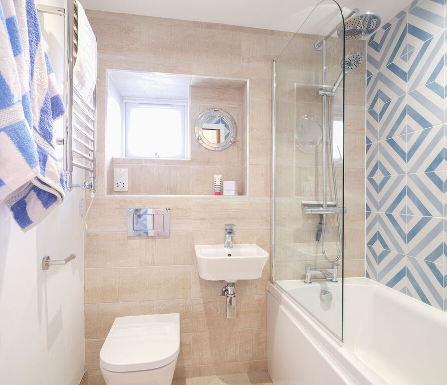 Porthole Cottage, St Ives - bathroom