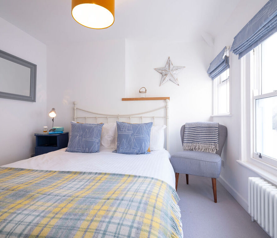 Porthole Cottage St.Ives - Double bedroom with king-sized bed