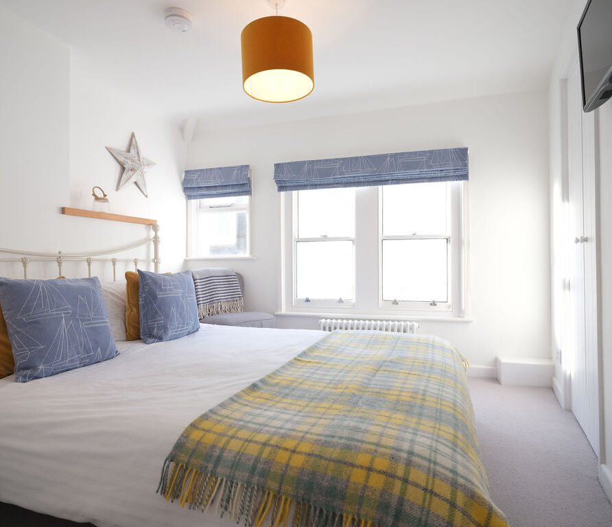 Porthole Cottage, St Ives - Kingsize bedroom