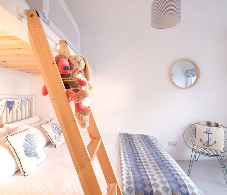 Porthole Cottage, St Ives - tripple bunk room
