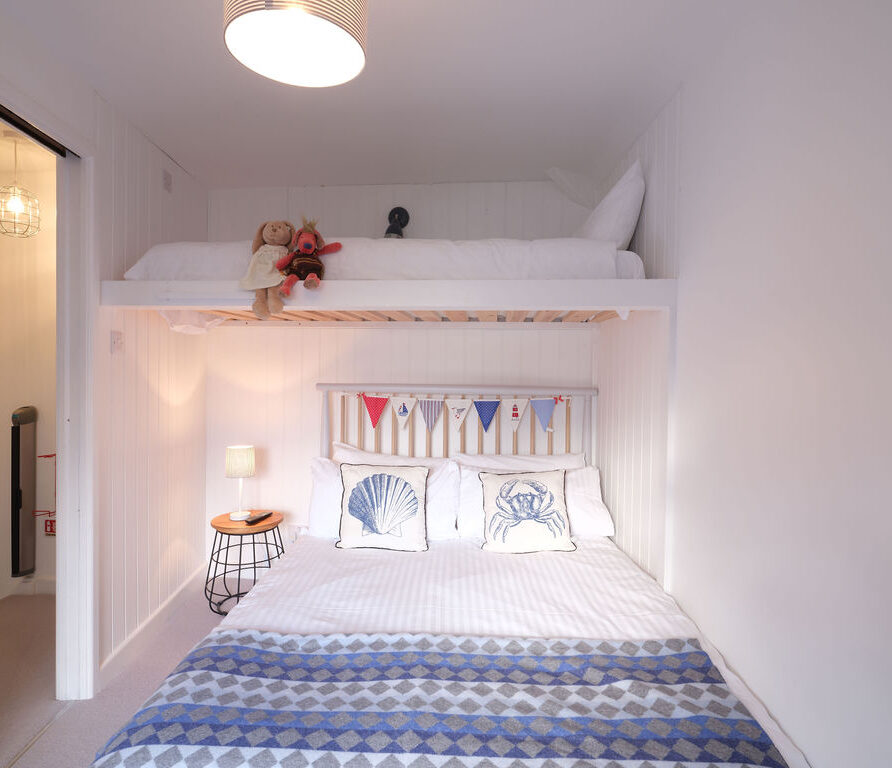 Porthole Cottage, St Ives - Double bed with bunk above