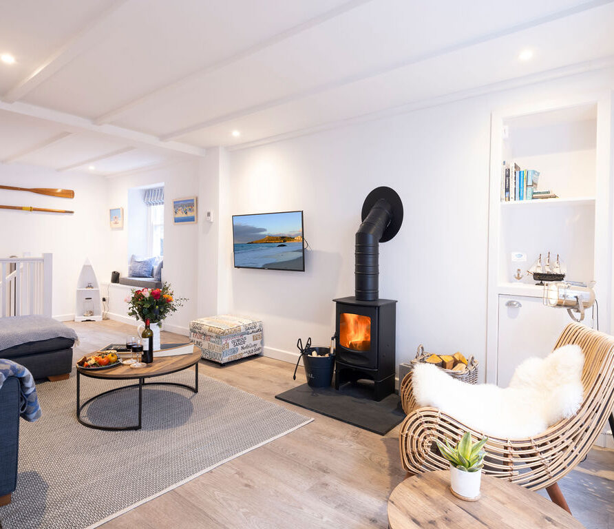 Porthole Cottage, St Ives - Lounge with wood burning stove