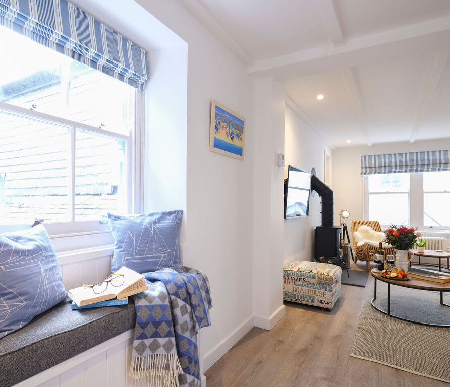 Porthole Cottage, St Ives - Lounge with window seat