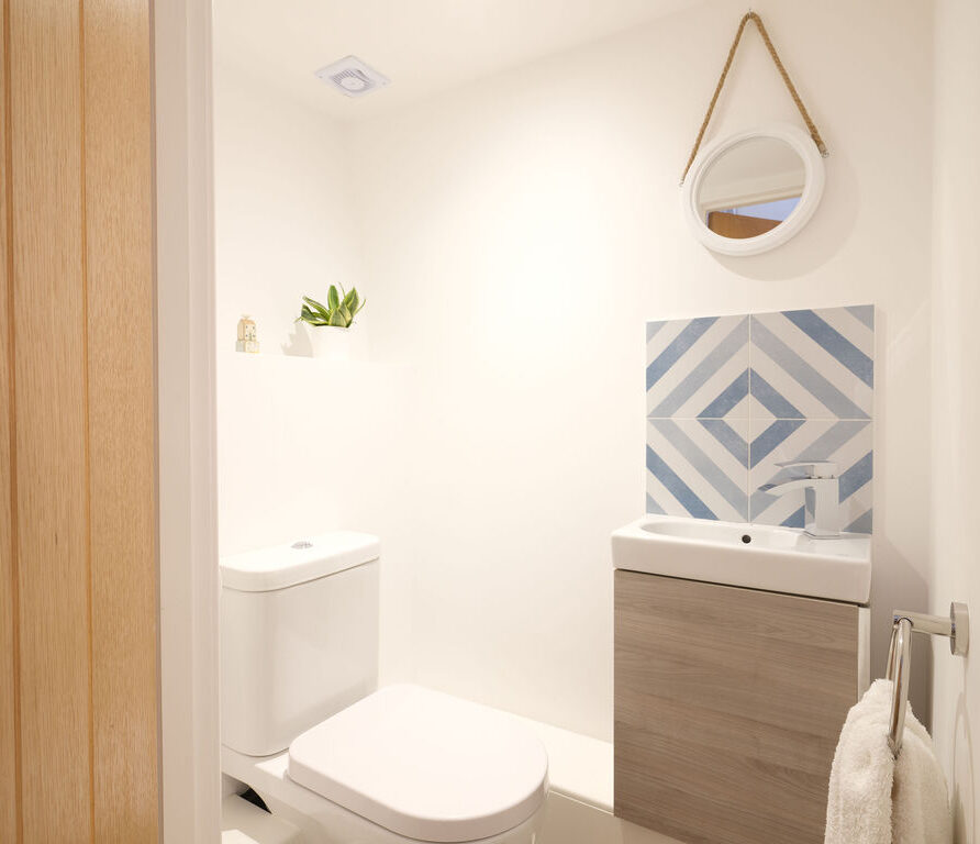 Porthole Cottage, St Ives - Downstairs loo